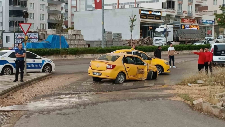 Hasta Almaya Giden Ambulans Kaza Yaptı: 4 Yaralı