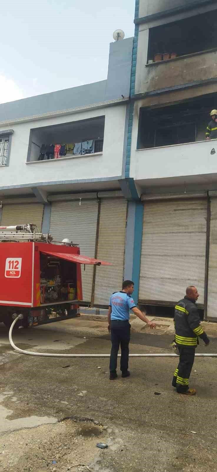 Elektrikten Yangın Çıktı, 14 Kişi Hastaneye Kaldırıldı