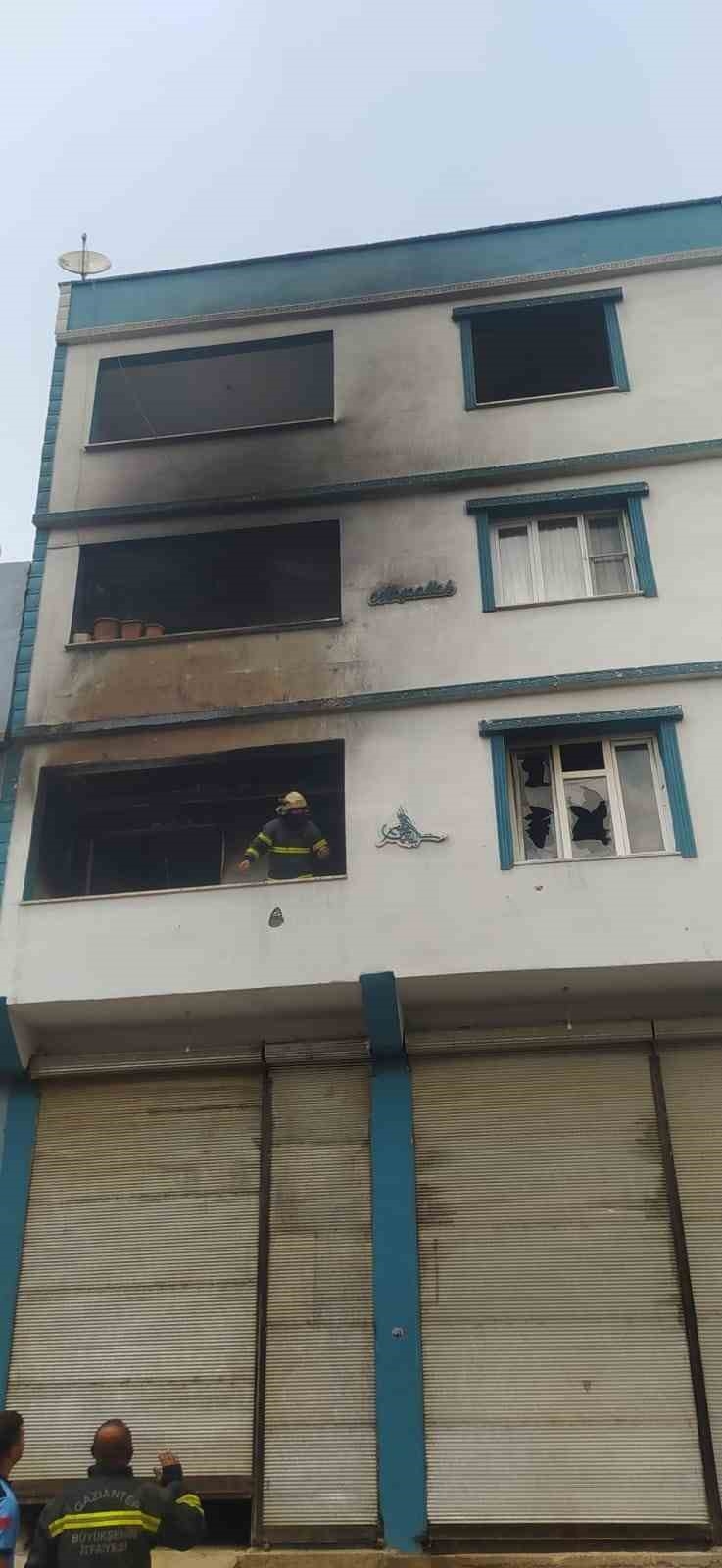 Elektrikten Yangın Çıktı, 14 Kişi Hastaneye Kaldırıldı