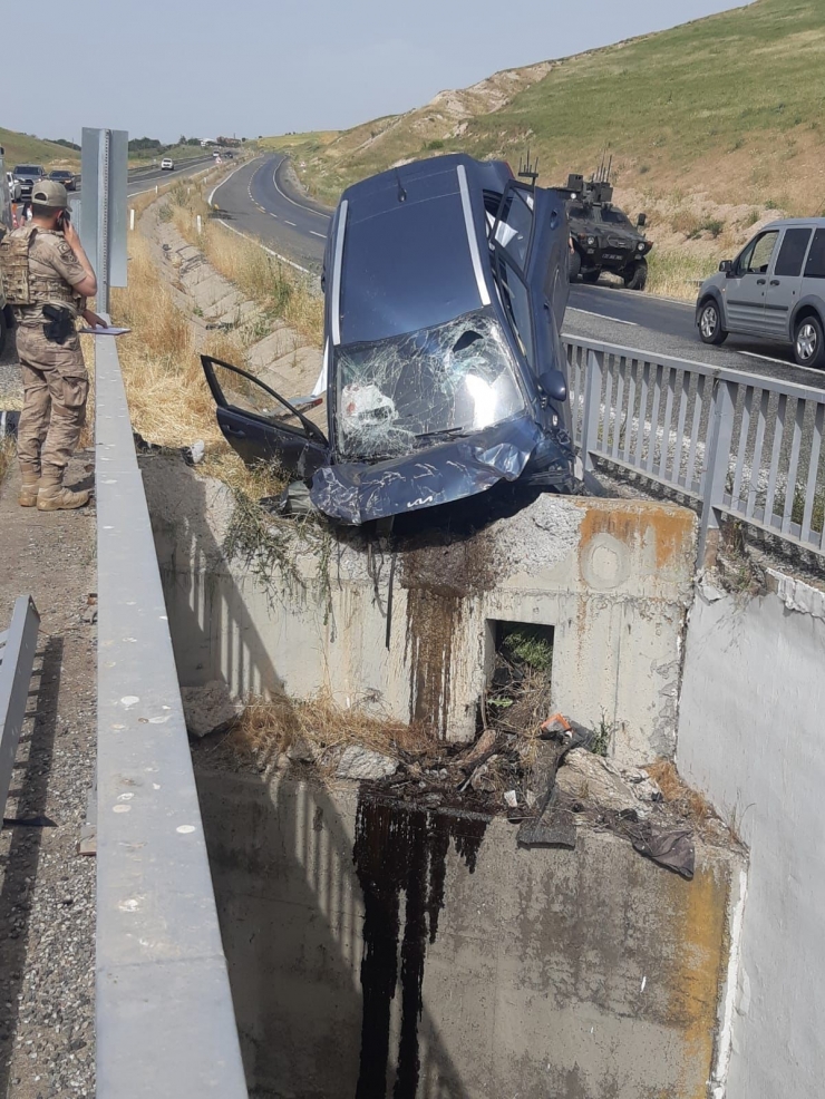 Diyarbakır Feci Kaza: Otomobil Köprüde Asılı Kaldı, 1 Kişi Öldü, 3 Kişi Yaralandı