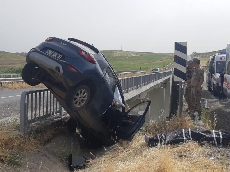 Diyarbakır Feci Kaza: Otomobil Köprüde Asılı Kaldı, 1 Kişi Öldü, 3 Kişi Yaralandı