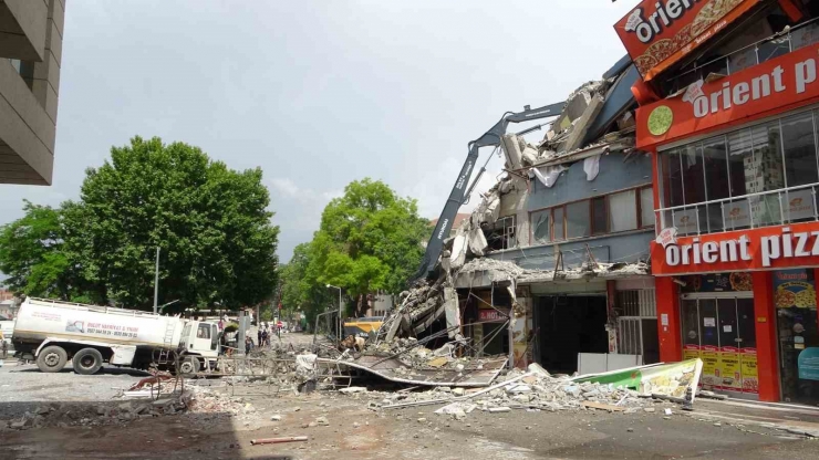 Malatya’da Ağır Hasarlı Binaların Yıkımı Devam Ediyor