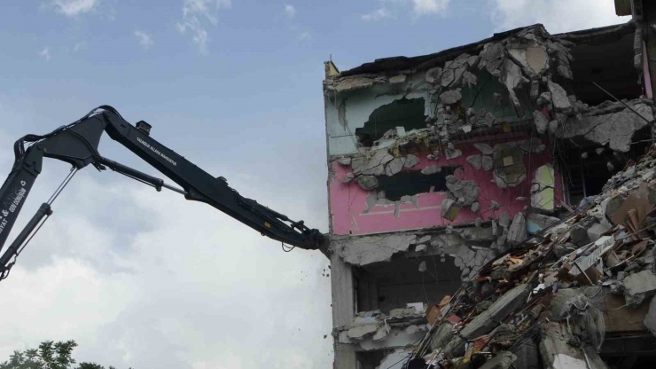 Malatya’da Ağır Hasarlı Binaların Yıkımı Devam Ediyor