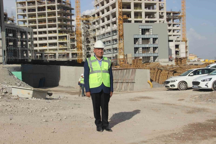 Adalet Bakanı Bozdağ, Şanlıurfa’da Şehir Hastanesi İnşaatını Gezdi