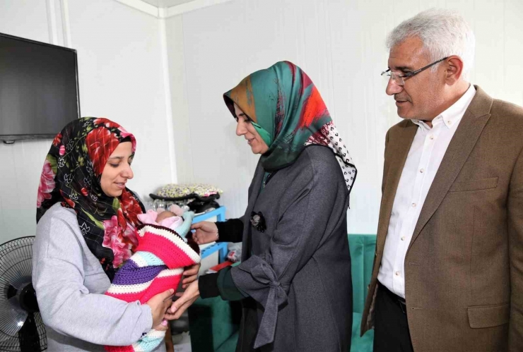 Başkan Güder Bebek Sevinci Yaşayan Depremzede Aileyi Ziyaret Etti