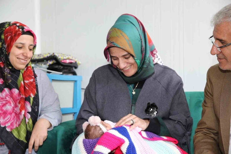 Başkan Güder Bebek Sevinci Yaşayan Depremzede Aileyi Ziyaret Etti