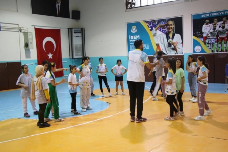 Haliliye’de Gençlerin Adresi Spor Kursları Oluyor