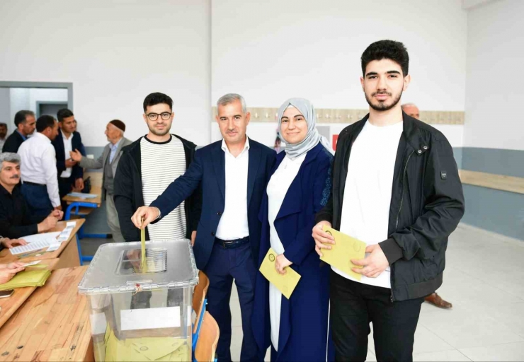 Başkan Çınar, Cumhurbaşkanlığı 2.tur Seçimi İçin Oyunu Kullandı