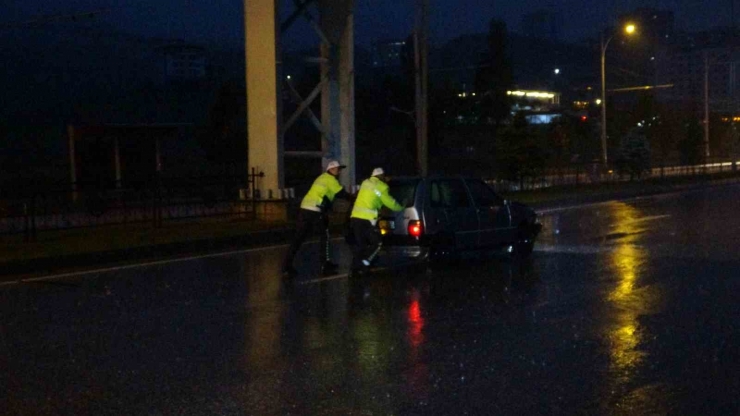 Malatya’yı Sağanak Vurdu, Araçlar Yolda Kaldı