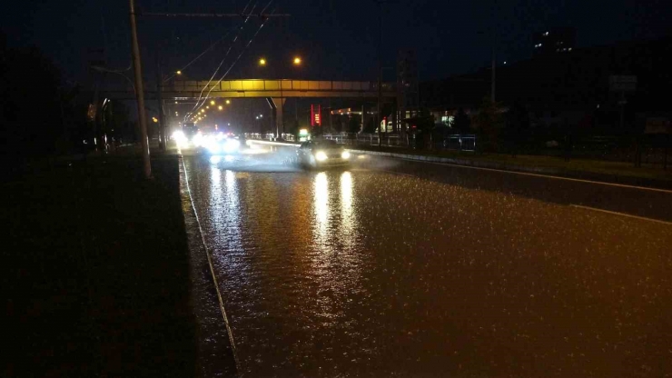 Malatya’yı Sağanak Vurdu, Araçlar Yolda Kaldı