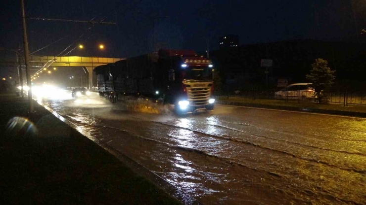 Malatya’yı Sağanak Vurdu, Araçlar Yolda Kaldı