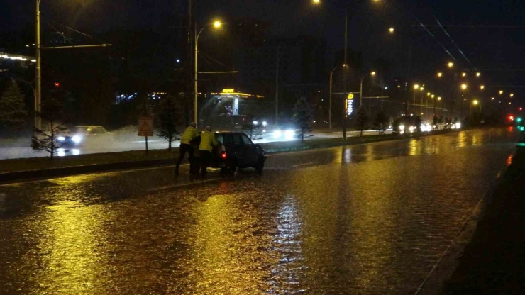 Malatya’yı Sağanak Vurdu, Araçlar Yolda Kaldı