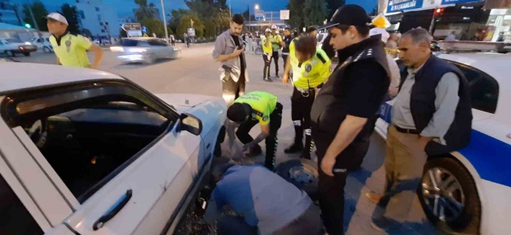 Polisler Önce Durdurdu, Sonra Patlayan Lastiği Değişti