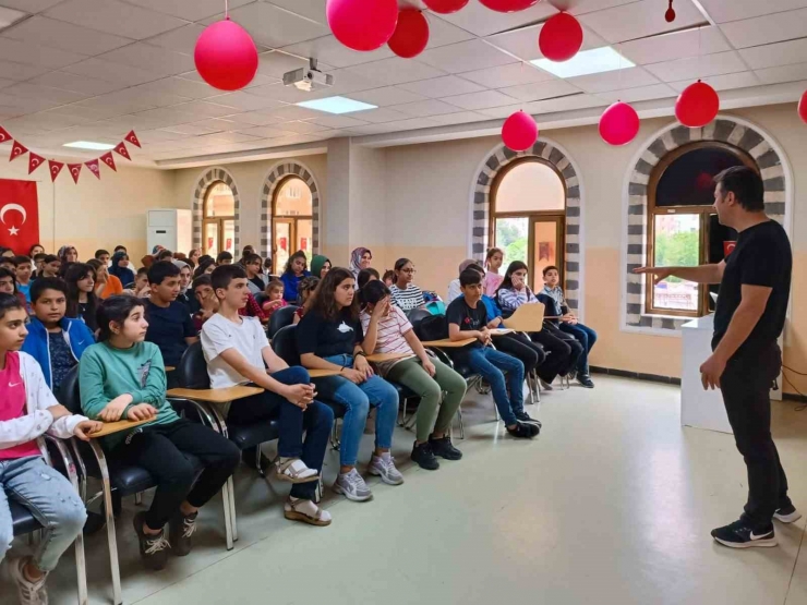 Akademi Lise Ve Bilgievi Öğrencilerine Motivasyon Semineri Düzenlendi