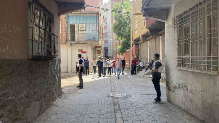 Diyarbakır’da Terör Yandaşları Belediyenin Çöp Arabasını Ateşe Verdi