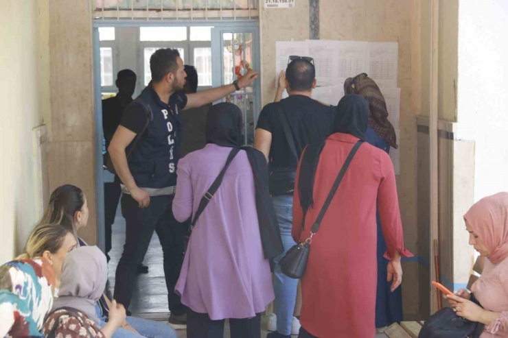Diyarbakır’da Öğrenciler İçeride Aileler Dışarıda Ter Döktü