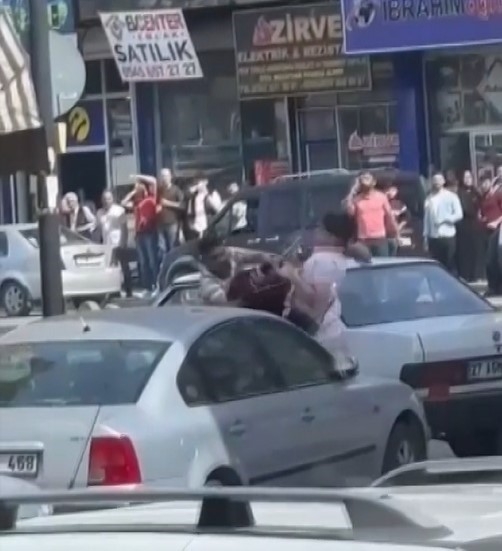 Gaziantep’te Pes Dedirten Kavga: Sokak Ortasında Öldüresiye Darp