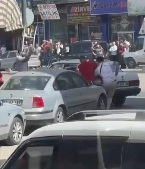 Gaziantep’te Pes Dedirten Kavga: Sokak Ortasında Öldüresiye Darp