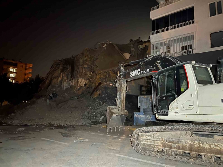 Diyarbakır’da Yıkımı Yapılan Ağır Hasarlı Binanın Bir Kısmı Kendiliğinden Çöktü