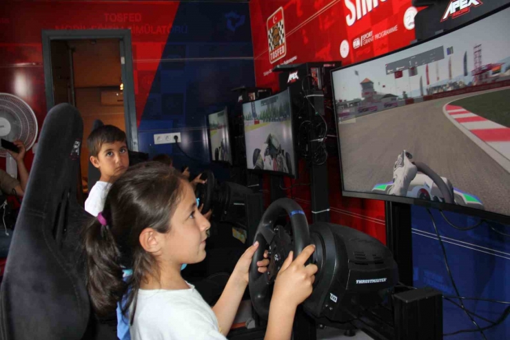 Çocuklar Mobil Simülatör İle Eğlendi