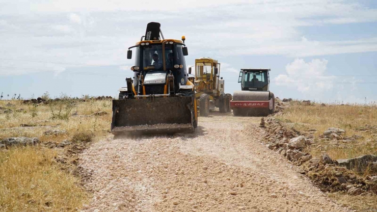 Merkez Ve Kırsalda Yol Çalışmaları Devam Ediyor