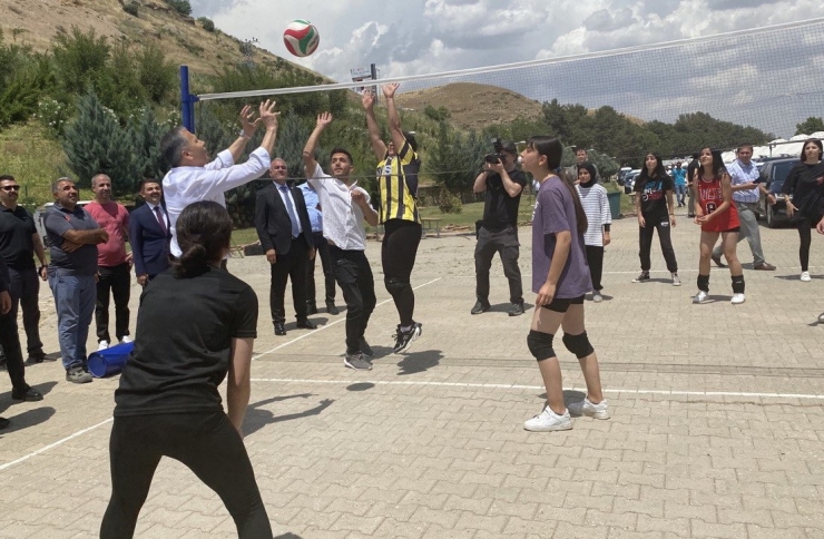 Bakan Yerlikaya, Kalıcı Deprem Konutlarını İnceledi