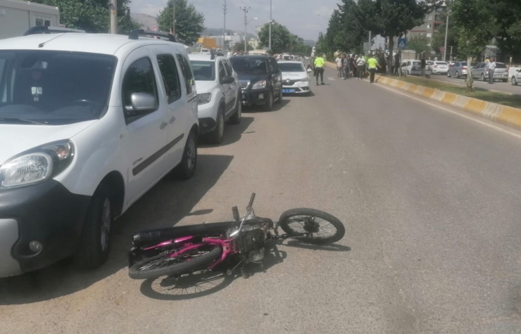 Motosiklet, Yolun Karşısına Geçmeye Çalışan Polise Çarptı: 2 Yaralı