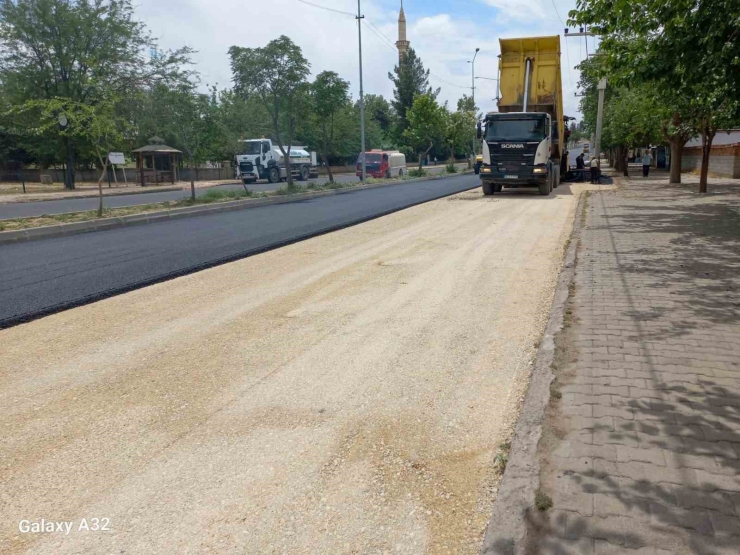 Ambar Mahalle Yoluna Sıcak Asfalt Serimi Gerçekleştirildi