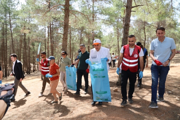 Vali Ve Belediye Başkanı Çöp Topladı