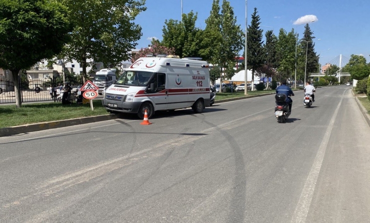 Otomobilin Çarptığı Ambulans Refüje Çıktı