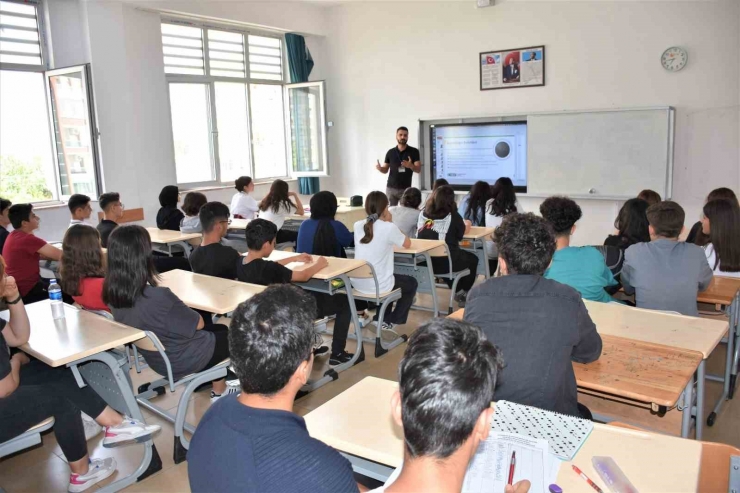 Teknoloji Ve Madde Bağımlılığı Seminerinden 9 Bin Öğrenci Faydalandı