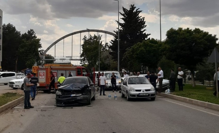 Zincirleme Trafik Kazasında 4 Kişi Yaralandı