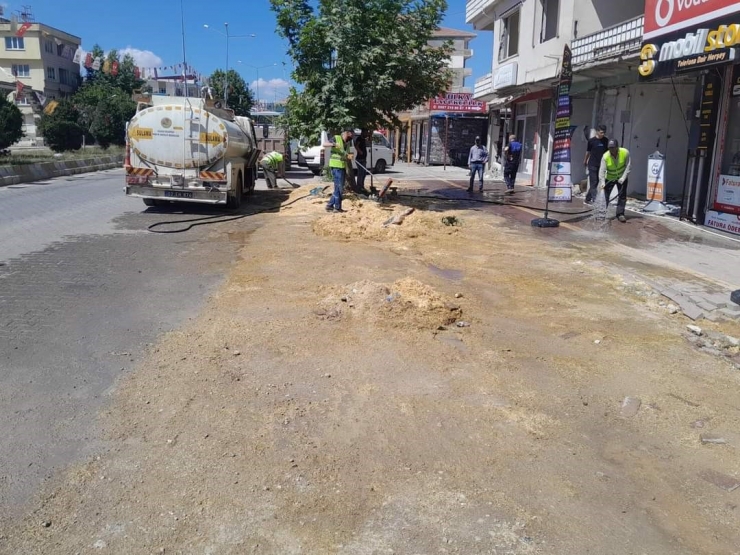 Gölbaşı Belediyesi, Cadde Ve Sokakları Temizliyor