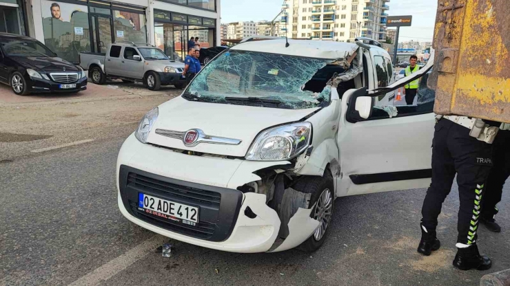 Adıyaman’da Kamyon İle Hafif Ticari Araç Çarpıştı: 2 Yaralı