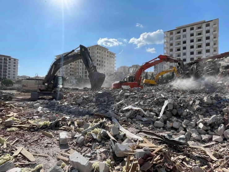 Kaymakam Partal Enkaz Kaldırma Çalışmalarını Kontrol Etti