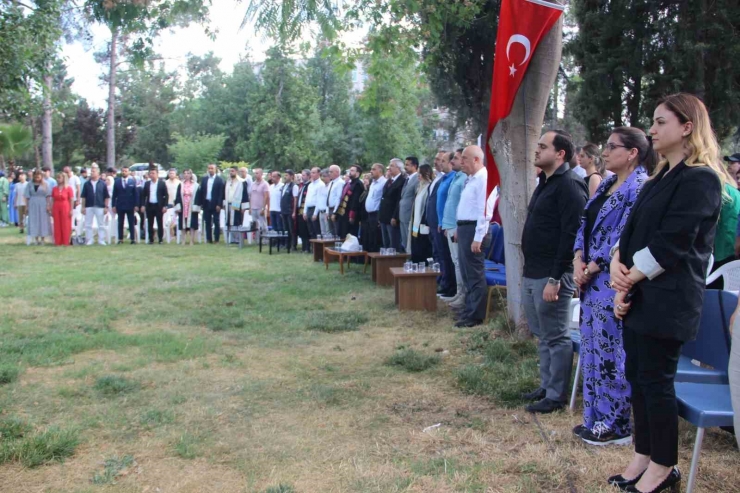 Deprem Bölgesinde Mezun Olan Öğrenciler Sevinç Ve Hüznü Bir Arada Yaşadı