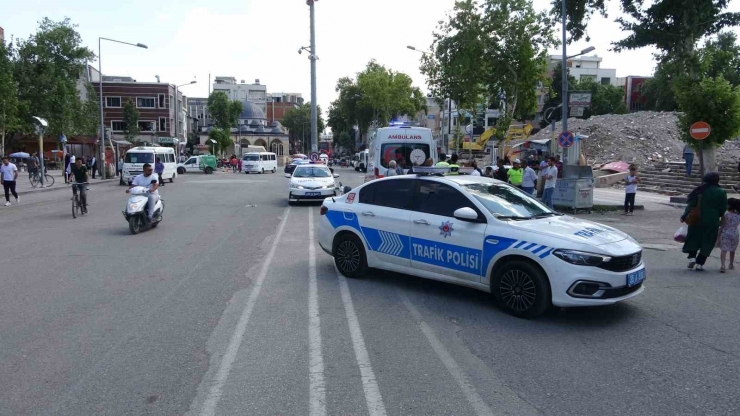 Polis Aracı İle Motosiklet Çarpıştı: 2 Yaralı