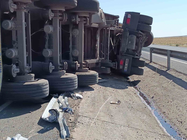 Tır Devrildi Tonlarca Mısır Kepeği Yola Savruldu: 2 Yaralı