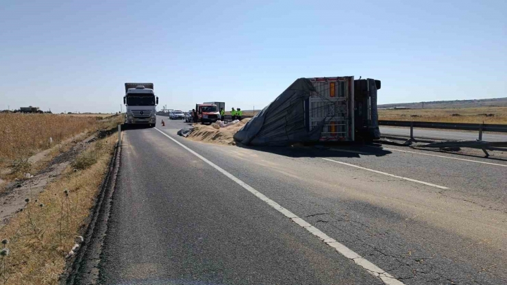 Tır Devrildi Tonlarca Mısır Kepeği Yola Savruldu: 2 Yaralı