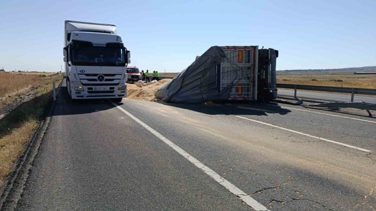 Tır Devrildi Tonlarca Mısır Kepeği Yola Savruldu: 2 Yaralı