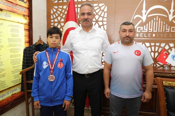 Turnuvadan Başarıyla Dönen Sporculara Altın Hediyesi