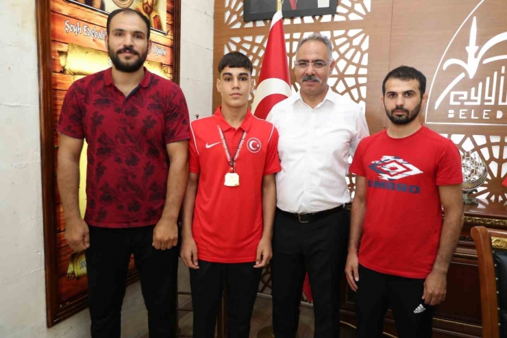 Turnuvadan Başarıyla Dönen Sporculara Altın Hediyesi