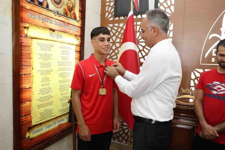 Turnuvadan Başarıyla Dönen Sporculara Altın Hediyesi