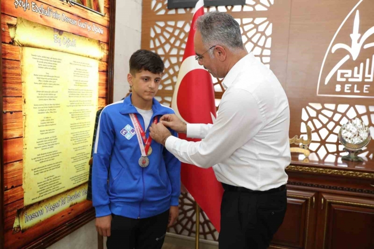 Turnuvadan Başarıyla Dönen Sporculara Altın Hediyesi