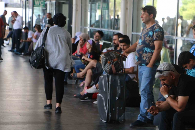 Diyarbakır Otogarı’nda Bayram Öncesi Geliş Hareketliliği