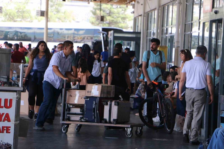 Diyarbakır Otogarı’nda Bayram Öncesi Geliş Hareketliliği