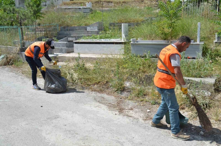 Battalgazi’deki Mezarlıklarda Bakım Çalışması