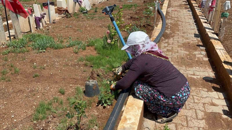 Mezarlıkta Bayram Hazırlıkları Devam Ediyor