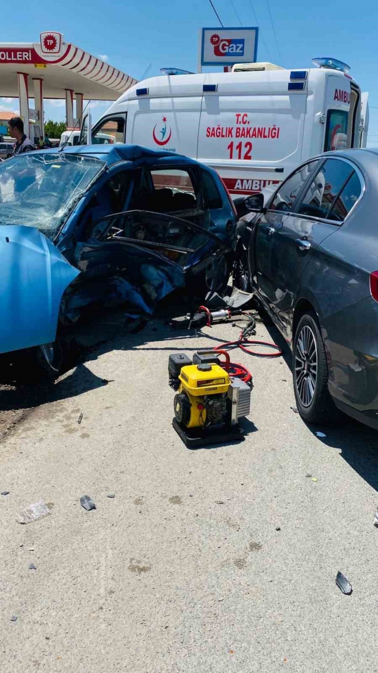 Malatya-elazığ Yolunda Kaza: 3 Yaralı