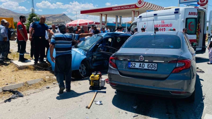 Malatya-elazığ Yolunda Kaza: 3 Yaralı